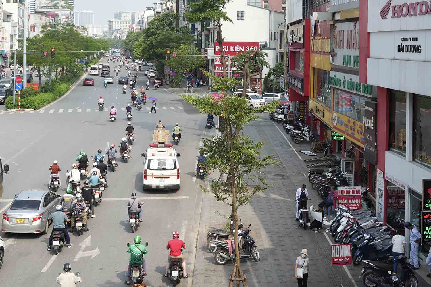 Đến trưa 14.9, nhiều tuyến phố chính trên địa bàn phường Phương Liên đã phong quang, sạch sẽ. Ảnh: Hữu Chánh