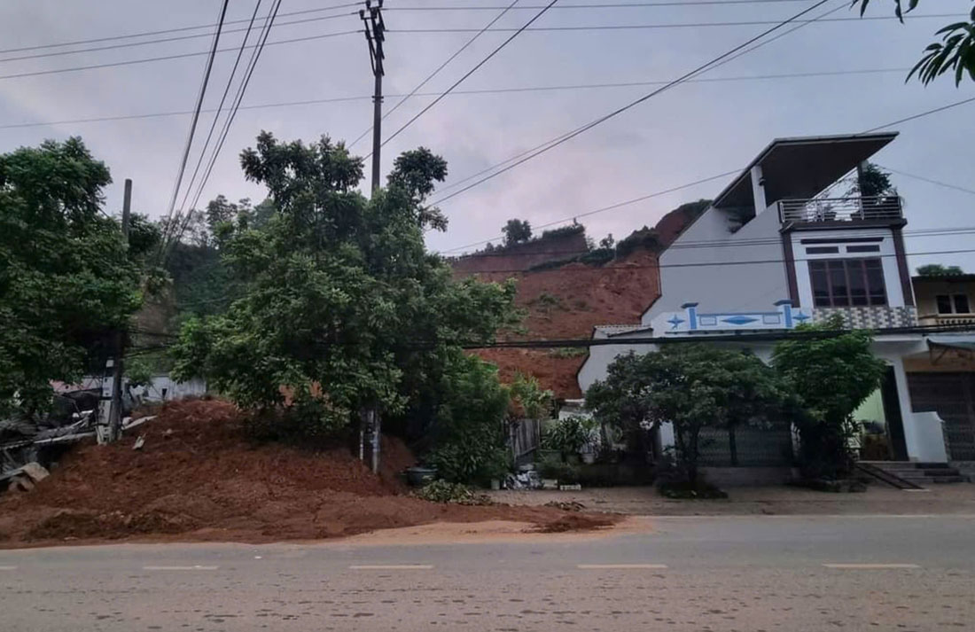 Hiện trường vụ sạt lở làm sập đổ 3 ngôi nhà ở Yên Bái. Ảnh: Trần Bùi