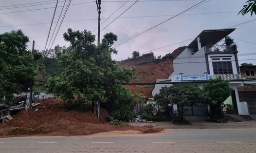 Hiện trường vụ sạt lở làm sập đổ 3 ngôi nhà ở Yên Bái. Ảnh: Trần Bùi