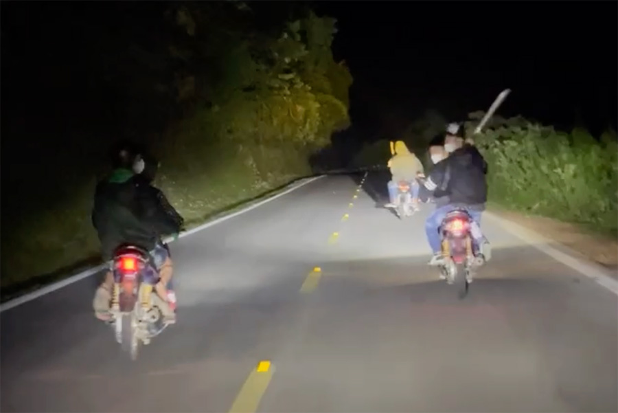 Các thanh thiếu niên mang theo hung khí lúc nửa đêm tại Điện Biên vừa bị công an bắt giữ. Ảnh: CACC