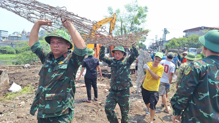 Ban Chỉ huy Phòng chống thiên tai và tìm kiếm, cứu nạn thành phố Từ Sơn huy động khoảng 1.000 người tại địa phương, dân quân các phường: Trang Hạ, Châu Khê, Phù Khê, Hương Mạc, Đồng Kỵ và gần 100 cán bộ, chiến sĩ Ban chỉ huy Quân sự, Công an thành phố Từ Sơn sử dụng 4 máy xúc, 5 ô tô để khắc phục sự cố.  