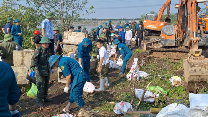 Hơn 1000 người được huy động để đóng cọc bê tông, cọc tre, thả hộc bê tông, bao tải đất, rọ đá… khắc phục sự cố công trình thủy lợi trên đê sông Ngũ Huyện Khê ở Bắc Ninh.