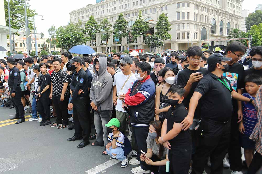 Ban to chuc thong bao su kien bat dau luc 10h00, nhung phai den 11h, nhung chiec sieu xe dau tien moi xuat hien o dai lo Le Loi.