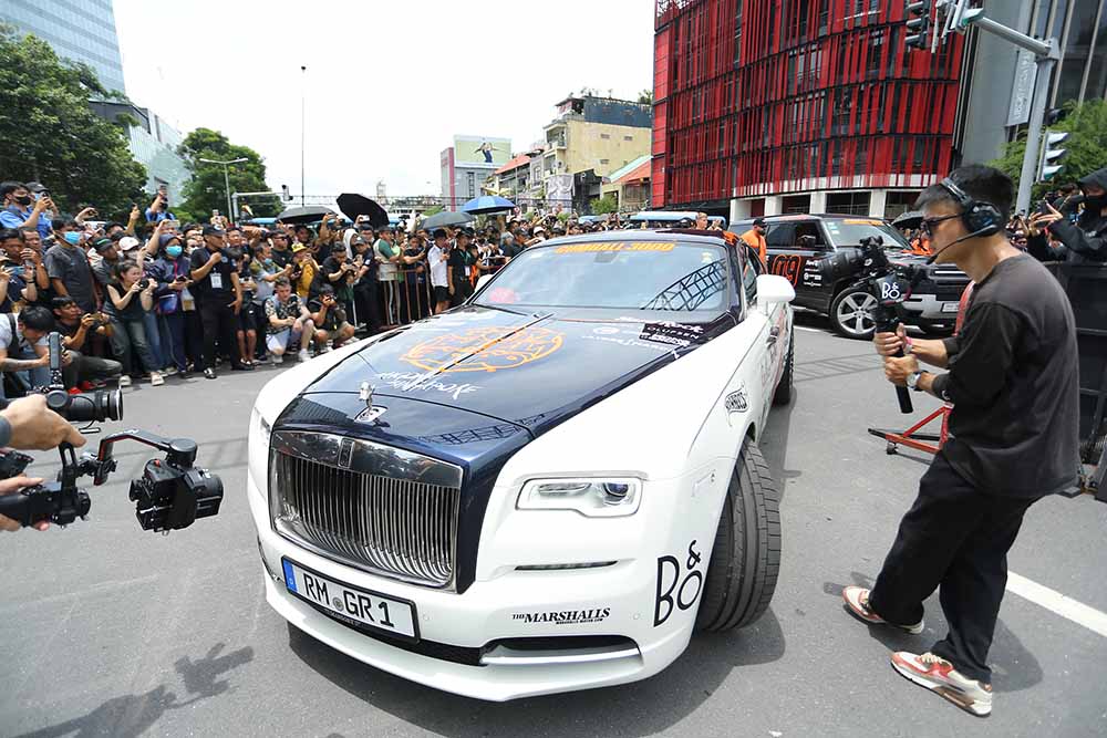 Siêu xe Rolls-Royce trên đường vào nơi tổ chức Gumball 3000.  