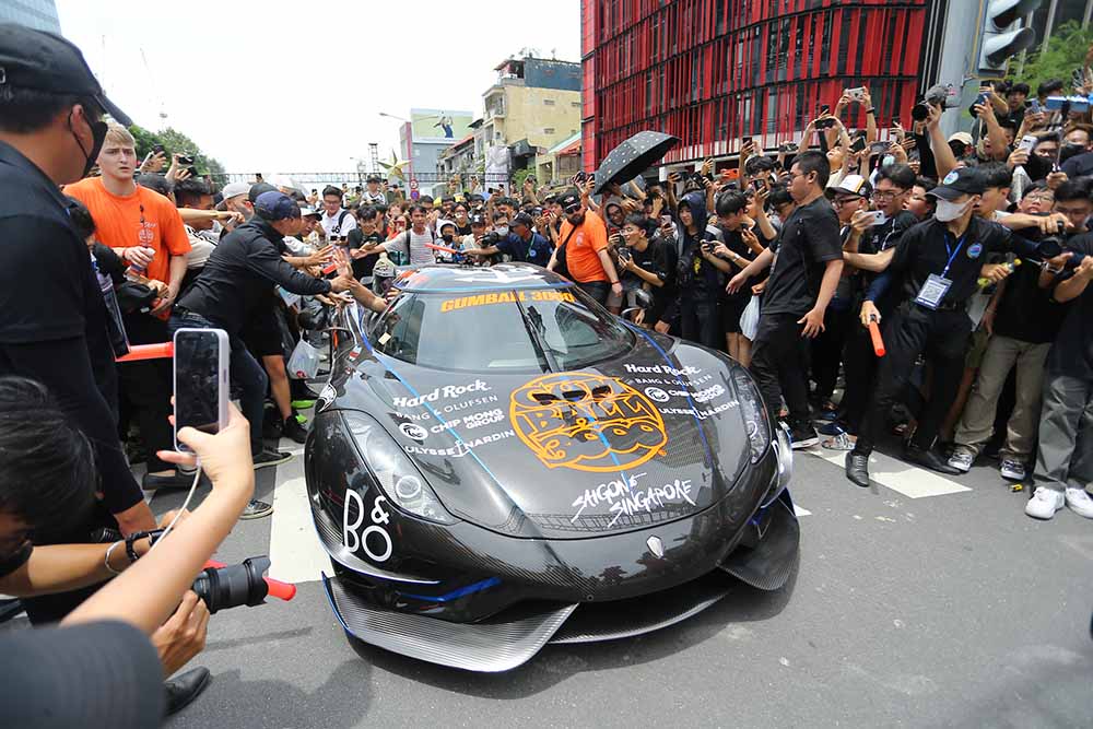 Den 11h, nhung chiec sieu xe tham du Gumball 3000 dau tien chinh thuc xuat hien o dai lo Le Loi.