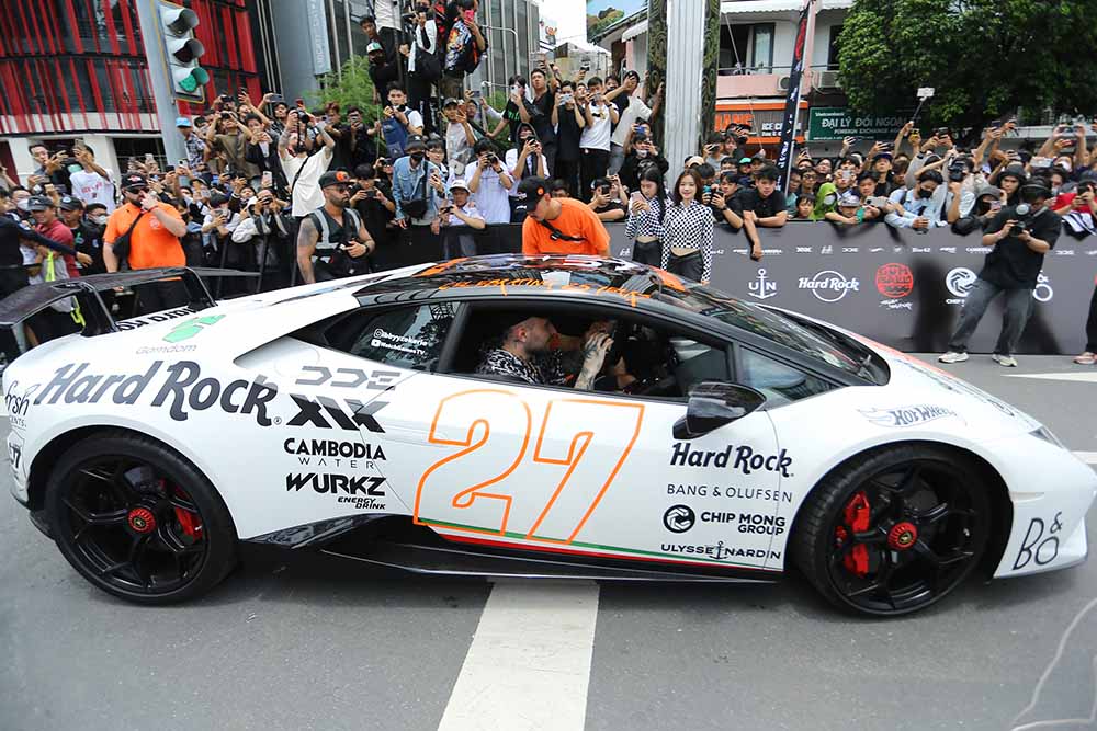  Sáng 14.9, sự kiện hành trình siêu xe Gumball 3000 chính thức diễn ra tại TPHCM. Sự kiện này nhận sự quan tâm lớn từ cộng đồng đam mê siêu xe ở TPHCM và các tỉnh lân cận.