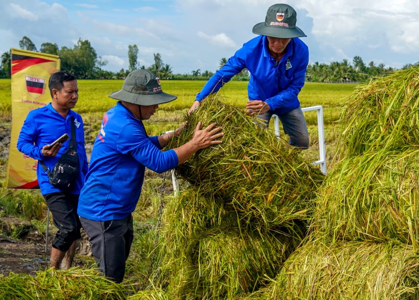 Mo hinh thi diem ap dung quy trinh ky thuat giam phat thai do Cuc Trong trot ban hanh co luong khi phat thai 9.505 kg CO2 tuong duong 1ha/vu. Trong khi ngoai mo hinh, khong ap dung quy trinh phat thai 13.501 kg CO2, chenh lech phat thai trong va ngoai mo hinh la giam 3.996 kg CO2. Ngoai ra, rom ra sau thu hoach duoc dua ra khoi dong ruong. Day la cach giup giam phat thai khi nha kinh.