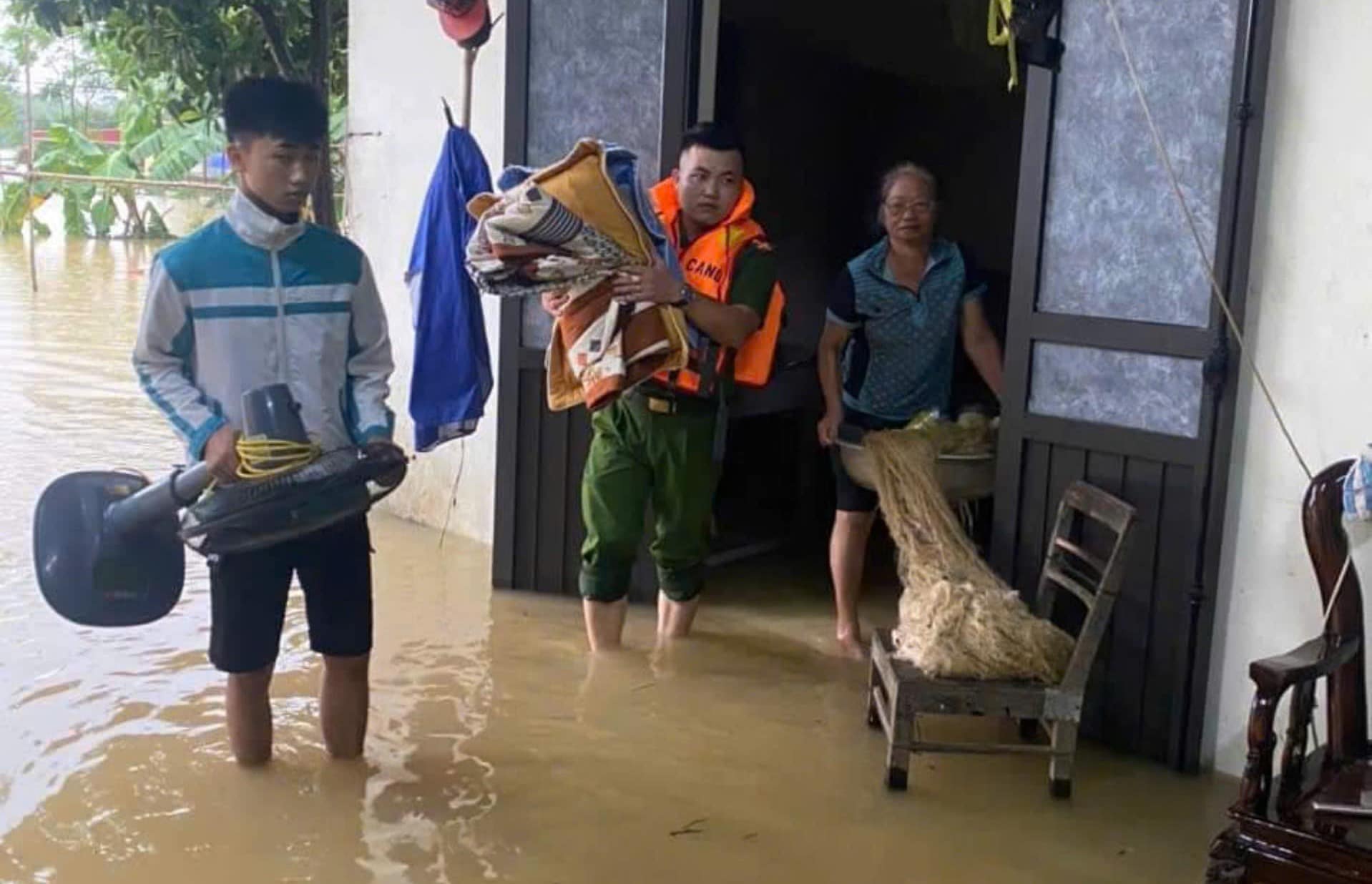 Ong Nguyen Van Thu (thong Lien Minh, xa Xich Tho) cho biet, toan bo nha cua, san vuon cua gia dinh ong deu bi ngap lut. Do dac phai dua len tang 2 de tranh bi nuoc lu cuon troi.