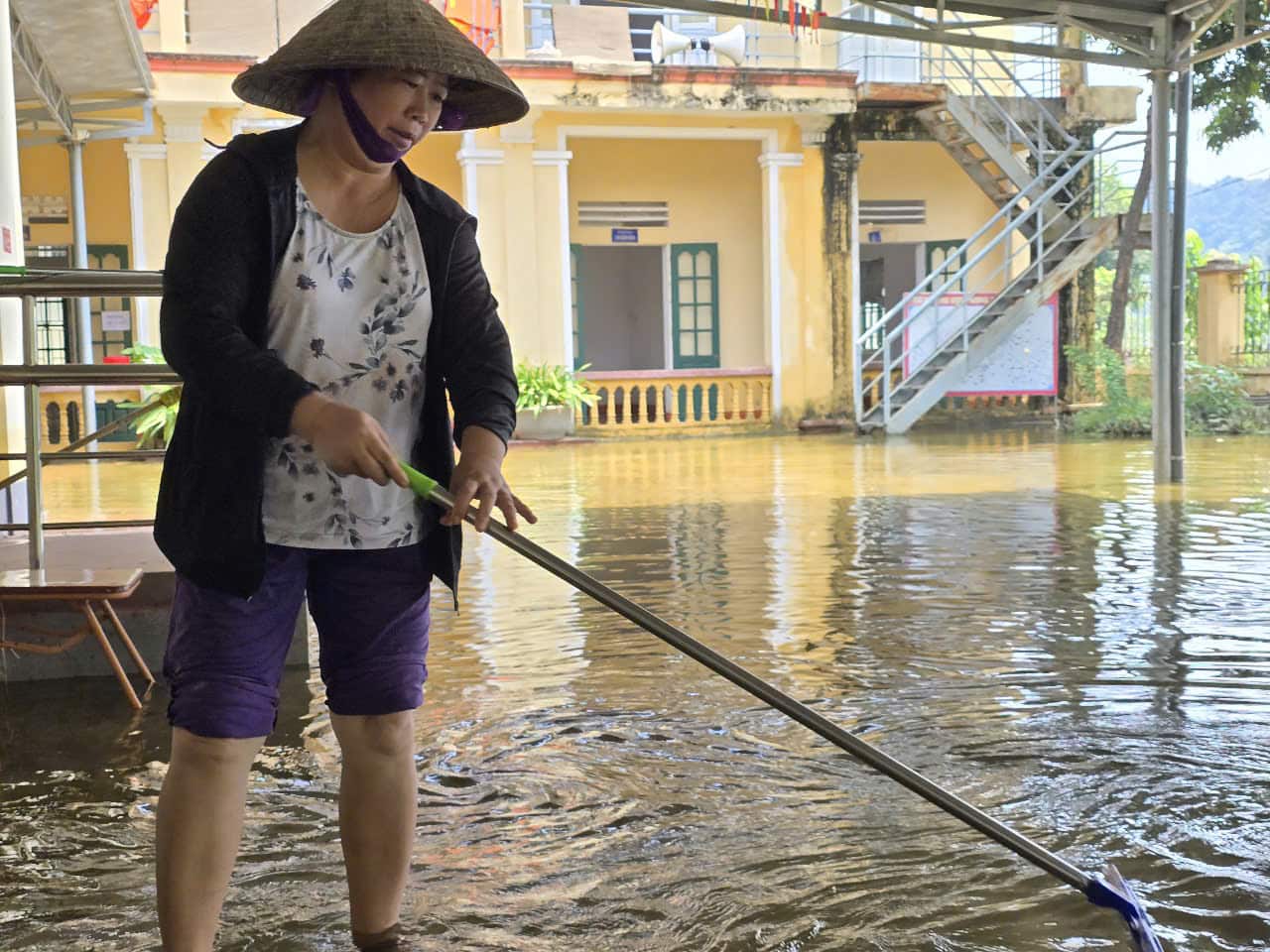 Can bo, nhan vien Tram y te xa Lac Van (huyen Nho Quan) tap trung don dep, ke lai ban ghe... de san sang tham kham cho nguoi dan. Anh: Nguyen Truong