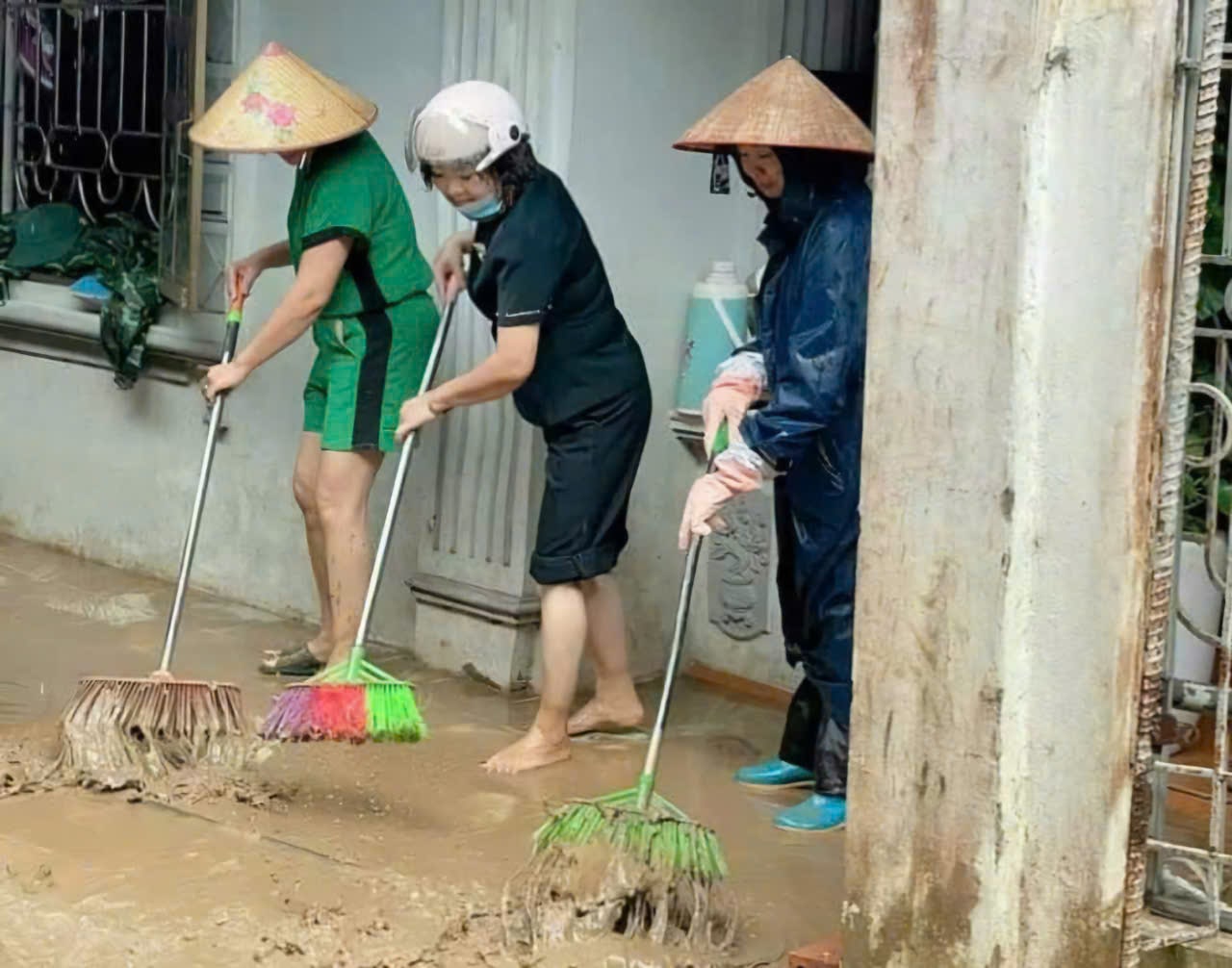 “Nuoc rut den dau, gia dinh toi tap trung don dep, xit rua bun dat den day. Nhung do dung bi uot hom nay troi nang gia dinh toi da tranh thu giat giu de phoi kho” - ong Thu chia se