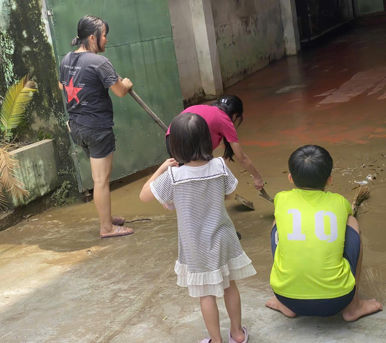 Thoi tiet nang tro lai de nguoi dan tap trung khac phuc hau qua do mua lu gay ra. Anh: Nguyen Truong