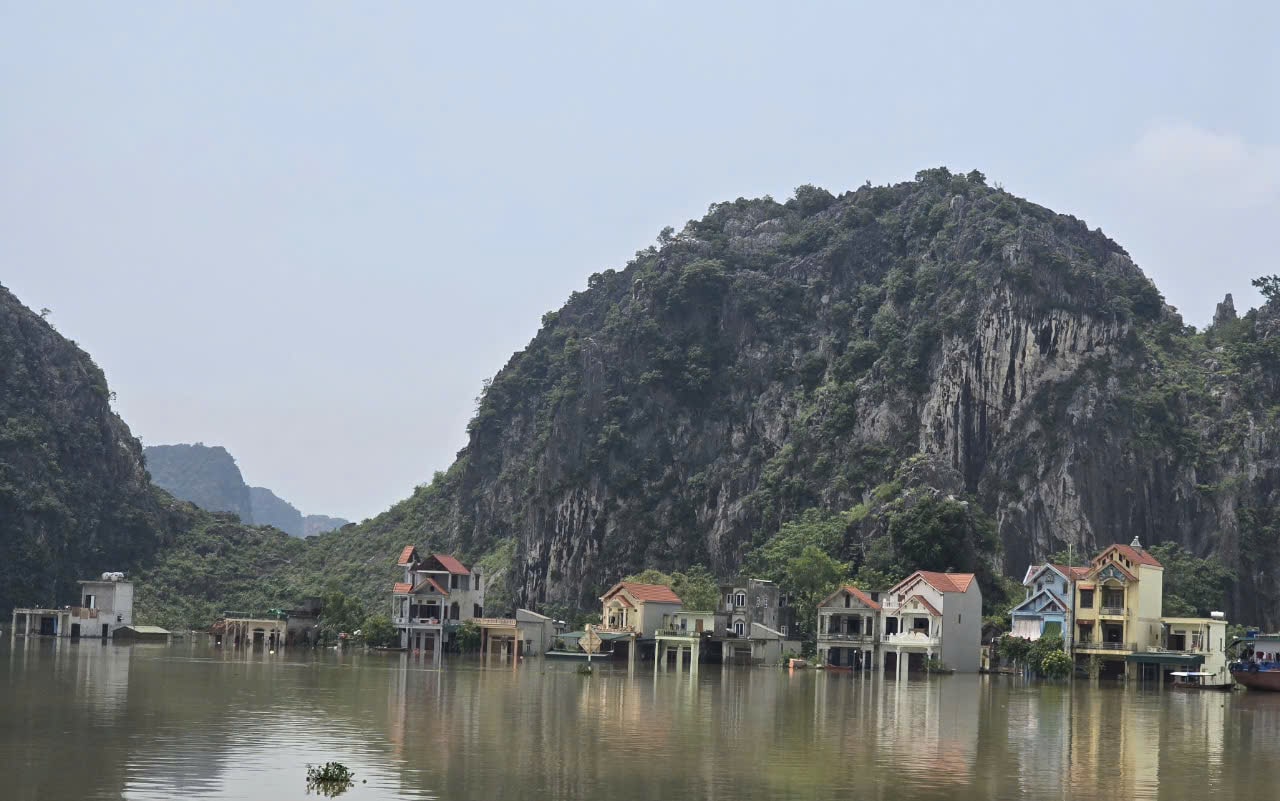 Nhiều hộ dân tại huyện Gia Viễn sống ở khu vực ngoài đê sông Hoàng Long vẫn đang bị ngập sâu trong nước (ảnh chụp trưa ngày 14.9). Ảnh: Nguyễn Trường