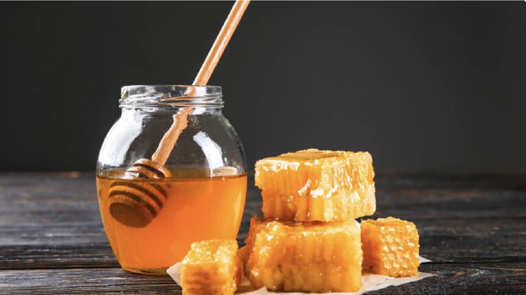 Đường thốt nốt và mật ong, loại nào tốt cho giảm cân hơn. Ảnh: Theo Healthshots.