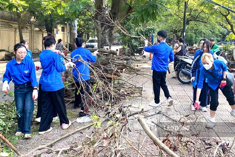 Trong khi do, tai quan Dong Da, cac luc luong gom: thanh nien tinh nguyen, nguoi dan, luc luong dan phong dang no luc khac phuc su co tai cac khu vuc bi anh huong cua bao va khan truong giai toa cay coi bi do, gay canh con sot lai tren cac tuyen pho, truc duong thuoc dia ban.