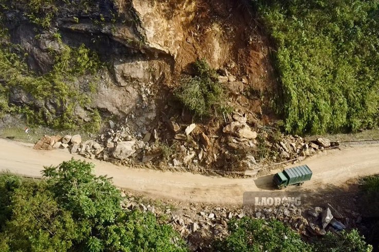 Sạt lở đèo Áng Tofoong (Bắc Kạn), tiềm ẩn hiểm họa mất an toàn giao thông. Ảnh: Việt Bắc.