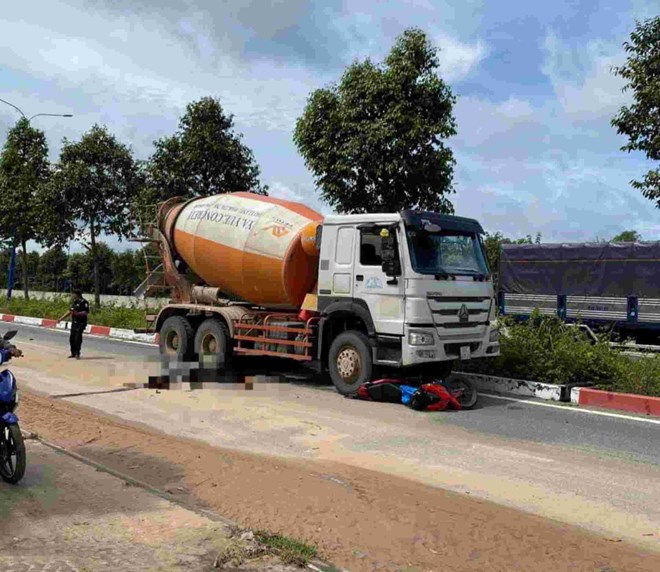 Xe máy tai nạn với xe bồn, 2 nam sinh thương vong
