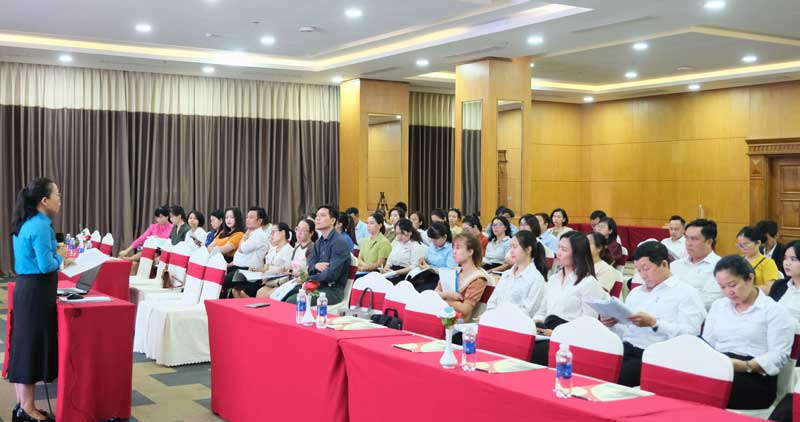 LĐLĐ quận Ngũ Hành Sơn, thành phố Đà Nẵng tập huấn thực hiện dân chủ cơ sở trong doanh nghiệp. Ảnh: Trà Vân