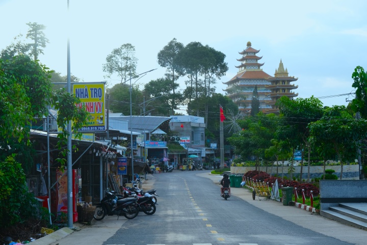 Duong len Van Linh tu, Chua La co kinh.