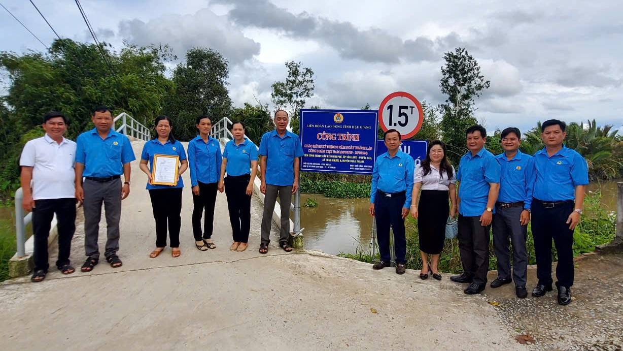 Lễ gắn biển công trình xây dựng cầu kênh Hai Phó. Ảnh: Đơn vị cung cấp.