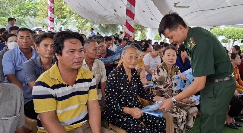 Phát tài liệu tuyên truyền về đánh bắt thuỷ sản, cho ngư dân Bạc Liêu. Ảnh: Nhật Hồ