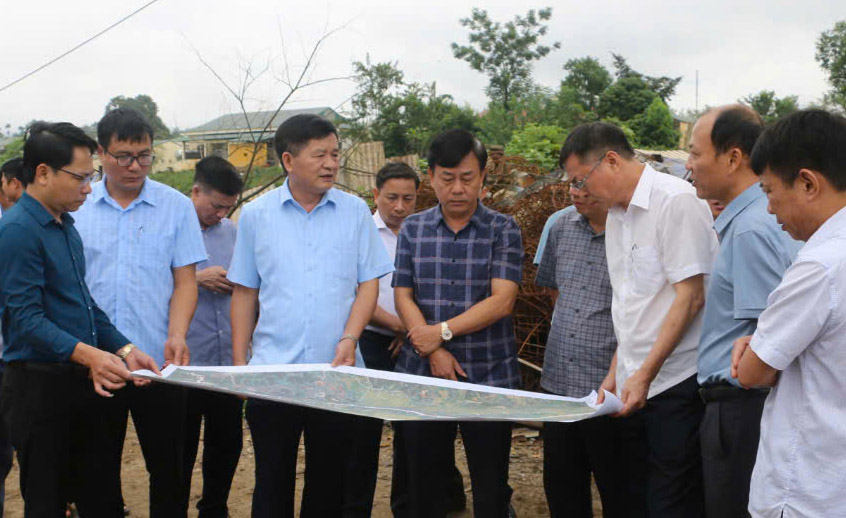 Ong Le Thanh Do - Chu tich UBND tinh Dien Bien (hang dau, thu 3 tu trai sang) di kiem tra thuc dia sau phan anh cua Bao Lao Dong.