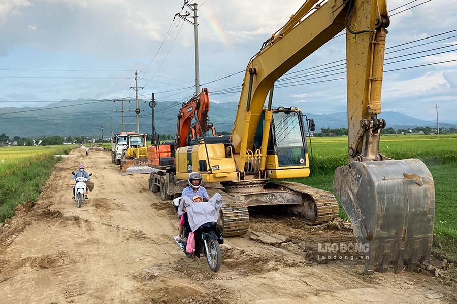 Cac phuong tien may moc da duoc nha thau tap ket tai hau het cac goi thau cua du an ngay tu chieu 13.9.