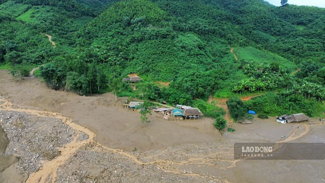 Vụ lở núi ra vào lúc 6h sáng 10.9 gây sạt lở, vùi lấp thôn Làng Nủ với 37 hộ dân, 158 nhân khẩu sinh sống. Ảnh: Đinh Đại 