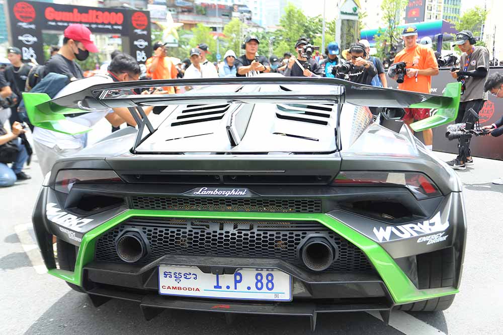 Khong kho de nhan ra chiec sieu xe Lamborghini Huracan STO dong hanh cung streamer noi tieng IShowSpeed tai hanh trinh Gumball 3000 se la xe mau xam, co soc xanh la cay cua doi 8. Ly do ten nhom chinh la “Team 7 Ronaldo“.