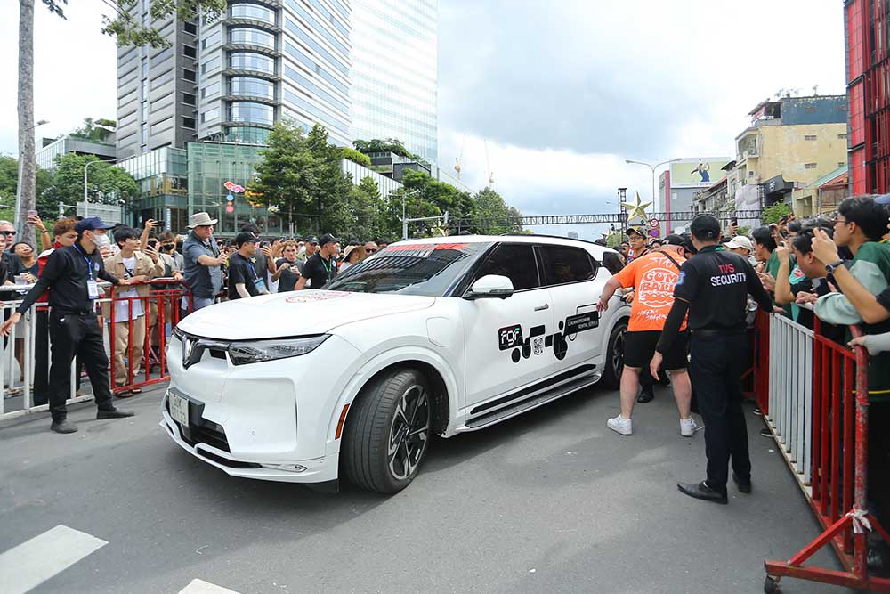 Theo kế hoạch trong ngày 14.9, IShowSpeed chưa có hoạt động ở Gumball 3000. Tuy nhiên, lúc 15h00, streamer đình đám sinh năm 2005 đã bất ngờ có mặt ở sự kiện siêu xe đang diễn ra ở đại lộ Lê Lợi.