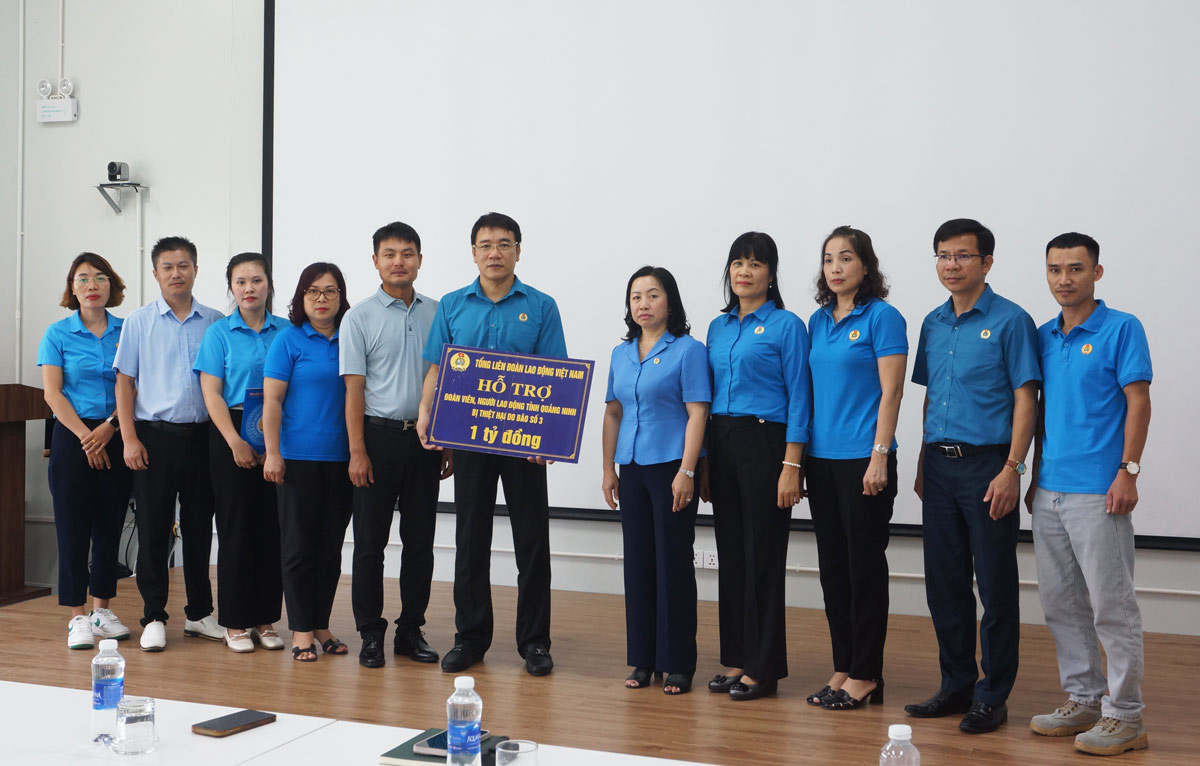 Tổng LĐLĐ Việt Nam trao kinh phí 1 tỉ đồng hỗ trợ đoàn viên, người lao động Quảng Ninh. Ảnh: Đoàn Hưng