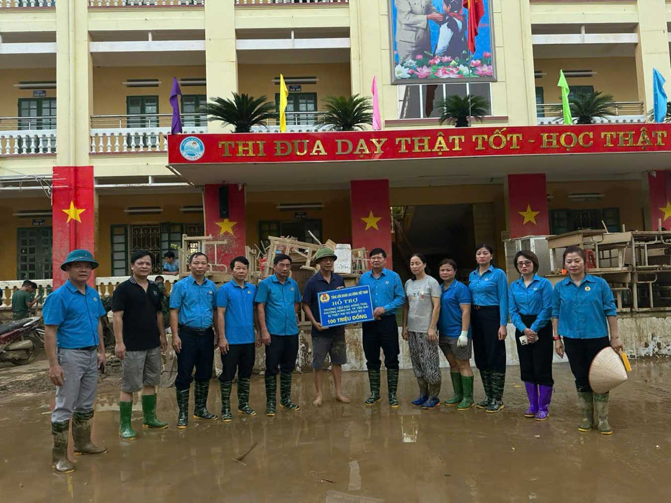 Đoàn công tác hỗ trợ trường tiểu học Hồng Thái (TP Yên Bái) 100 triệu đồng. Ảnh: Vũ Bảo