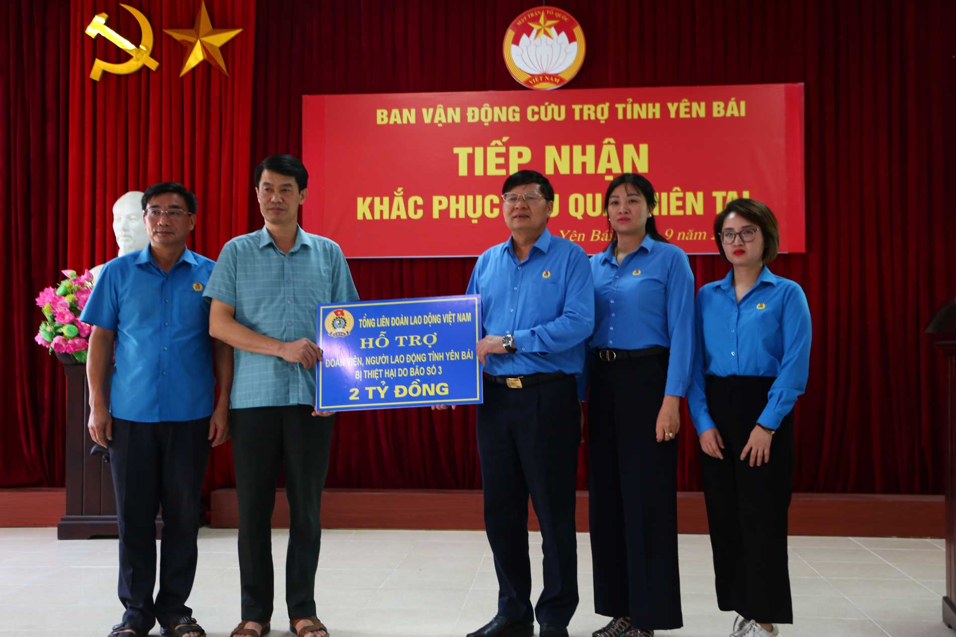 Tổng LĐLĐ Việt Nam trao 2 tỉ đồng hỗ trợ đoàn viên, người lao động tỉnh Yên Bái. Ảnh: Vũ Bảo