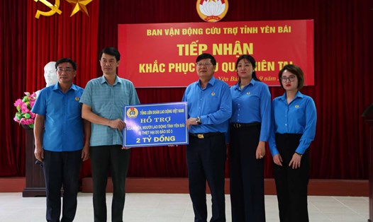 Tổng LĐLĐ Việt Nam trao 2 tỉ đồng hỗ trợ đoàn viên, người lao động tỉnh Yên Bái. Ảnh: Vũ Bảo
