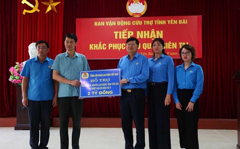 Tổng LĐLĐ Việt Nam trao 2 tỉ đồng hỗ trợ đoàn viên, người lao động tỉnh Yên Bái. Ảnh: Vũ Bảo