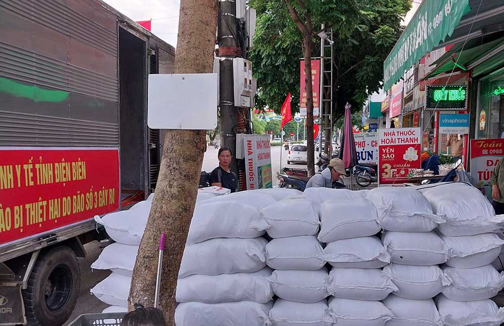 Hơn 4 tấn lương thực được tập kết để chuyển đi Yên Bái hỗ trợ đồng bào khắc phục hậu quả bão số 3.