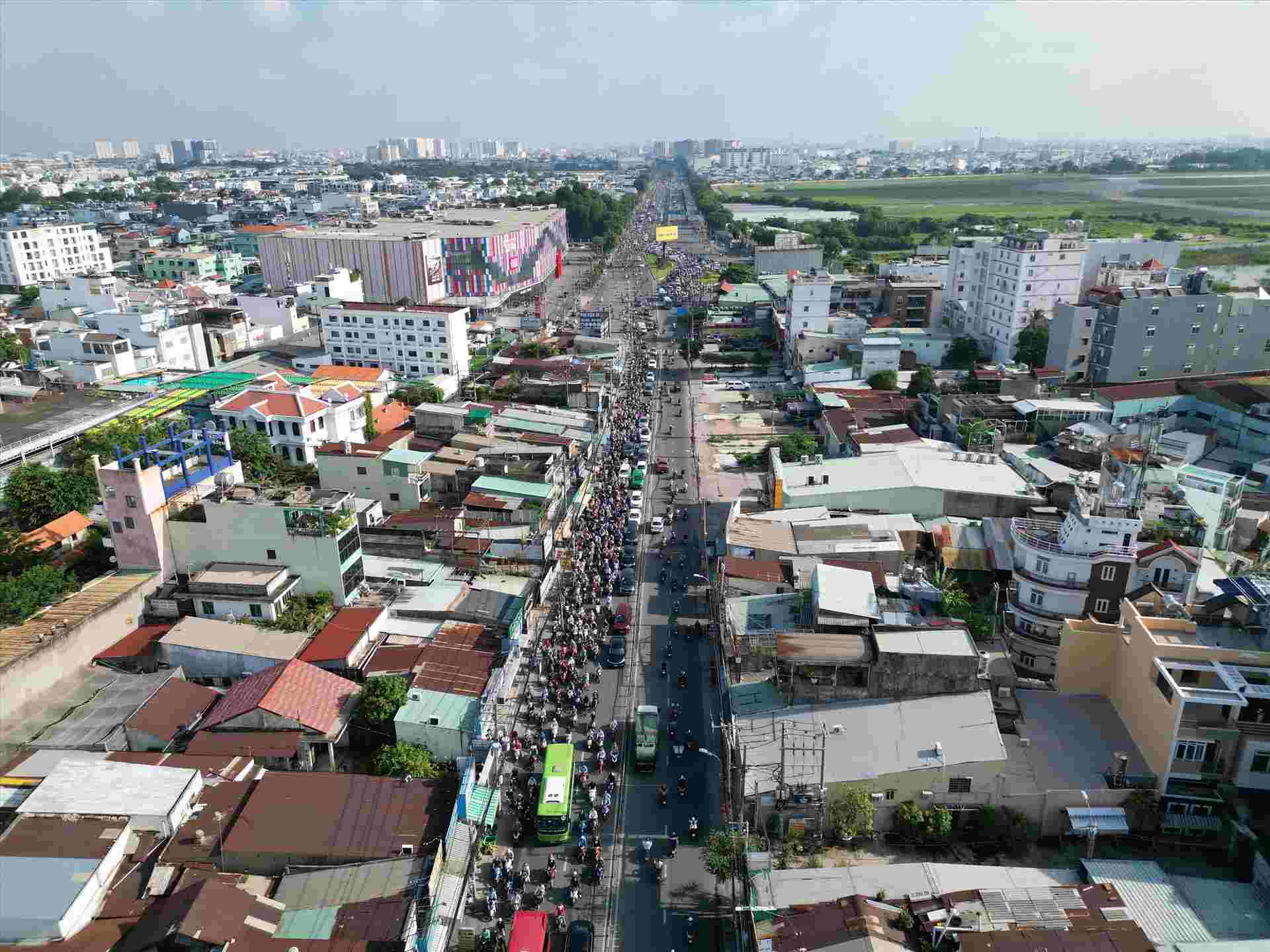 Đoạn đường Trường Chinh từ Cộng Hòa đến Âu Cơ tạo nút thắt cổ chai gây kẹt xe cửa ngõ Tây Bắc. Ảnh: Anh Tú