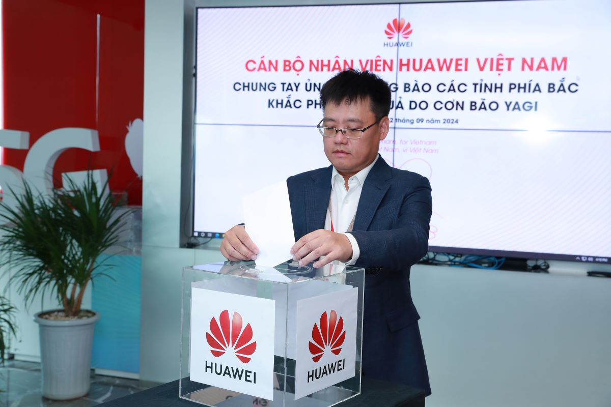 Tổng giám đốc Huawei Việt Nam - ông Macky Zhang quyên góp ủng hộ đồng bào các tỉnh miền Bắc. Ảnh: Huawei Việt Nam