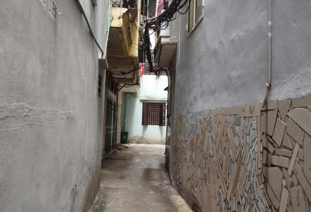 Hiện rất khó tìm được nhà trong ngõ rao bán giá dưới 5 tỉ đồng ở nội thành Hà Nội. Ảnh: Thu Giang