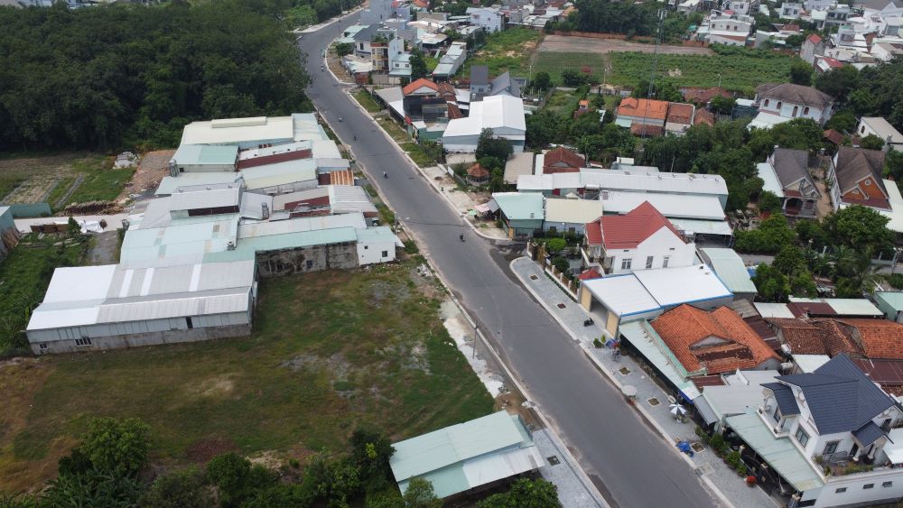 Dự án đường 700 tỉ đồng chậm tiến độ, nhếch nhác gây nguy hiểm cho người dân. Ảnh: Đình Trọng