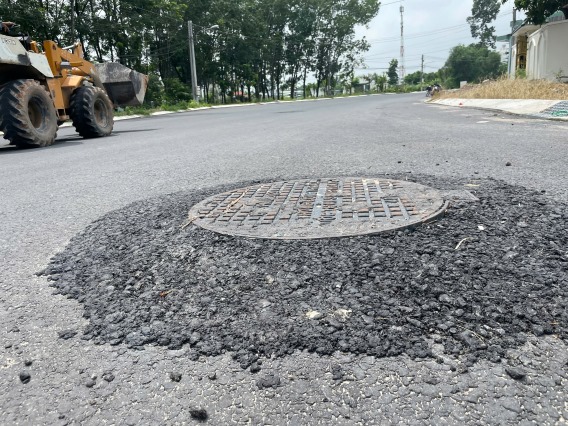 Đường đang bằng phẳng, nắp cống nhô cao khoảng 5cm cũng có thể gây nguy hiểm cho người đi đường. Ảnh: Đình Trọng