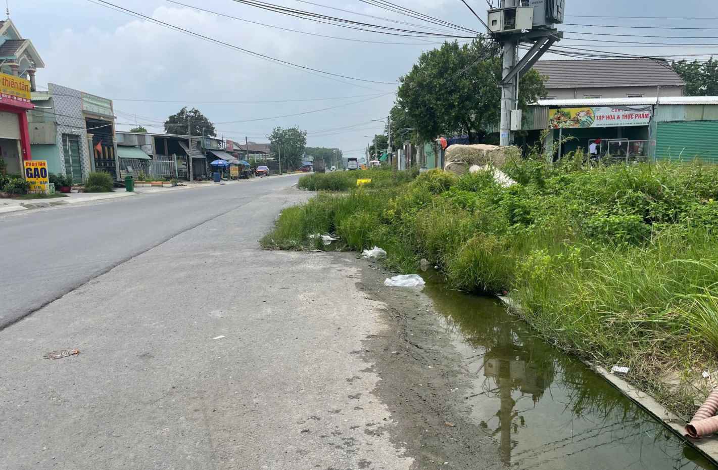 Nguoi dan kien nghi som thi cong dut diem tuyen duong, tranh tai nan dang tiec. Anh: Dinh Trong