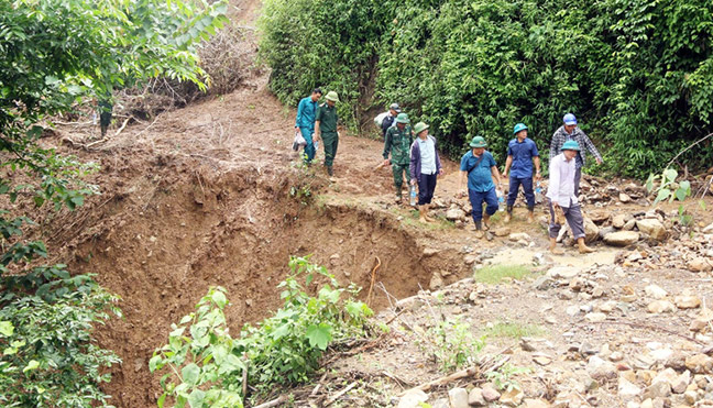 Đường vào bản Cha Nga (xã Mỹ Lý, huyện Kỳ Sơn, Nghệ An) bị chia cắt do sạt lở nghiêm trọng. Ảnh: Ngọc Tuấn