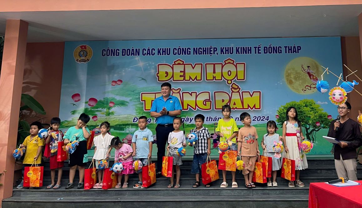 Chu tich Cong doan cac khu cong nghiep, khu kinh te Dong Thap Nguyen Thanh Nhan tang qua cho con doan vien tai Dem hoi trang ram. Anh: Thanh Nhan