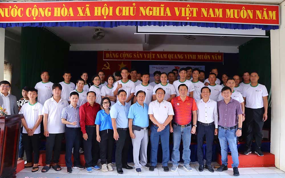 Đại biểu chụp hình lưu niệm cùng các học viên tham dự khóa học. Ảnh: Sở VHTTDL Bình Dương