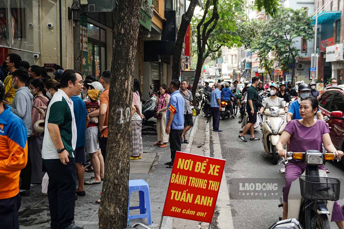 Do so luong nguoi dan keo den qua dong nen trung binh moi nguoi phai xep hang tu 15 -20 phut. So luot nguoi mua tang khien giao thong di lai qua tuyen pho Thuy Khue roi vao canh un u.