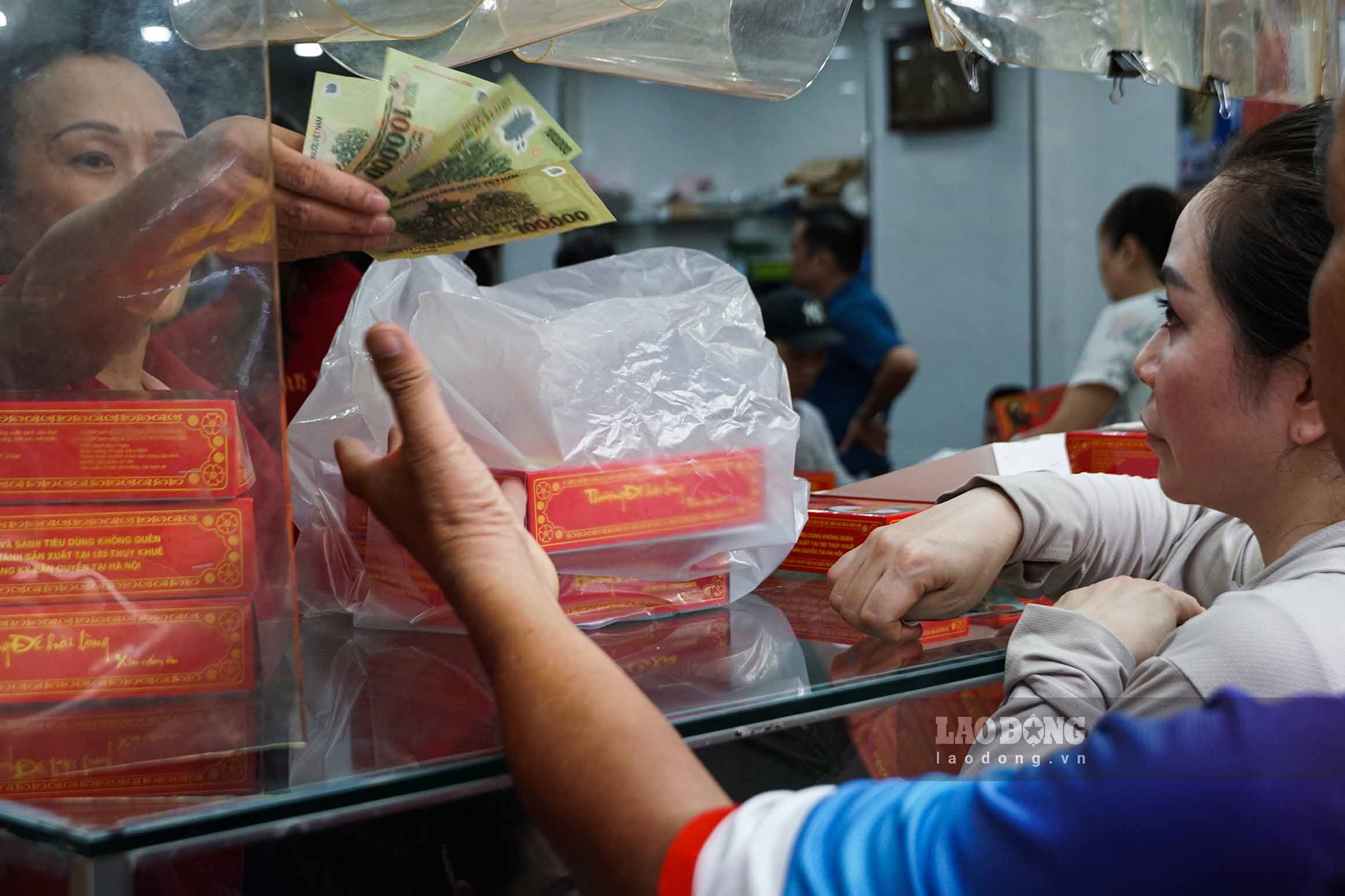 Chi Nguyen Ngoc Thao (tru tai quan Nam Tu Liem, Ha Noi) chia se, du vao thoi diem cuoi tuan va phai dung xep hang kha lau moi co the mua duoc banh, nhung chi van cam thay rat vui vi nam nay xep hang khong ton nhieu thoi gian nhu nam ngoai. Theo chi Phuong, nguyen nhan la boi tinh hinh mua bao nen nguoi dan chua co thoi gian chuan bi cho Tet Trung thu.