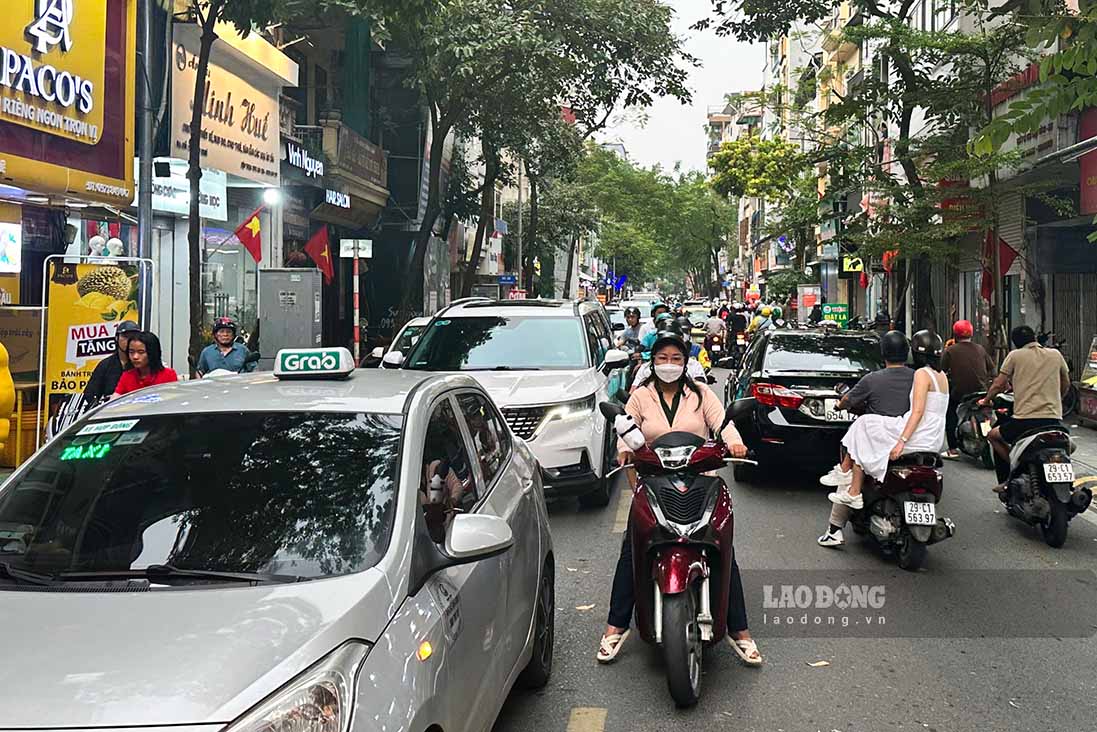 Pho Thuy Khue doan qua 2 cua hang banh Trung thu Bao Phuong thuong xuyen xay ra un tac do luong nguoi va phuong tien tap trung dong duc.