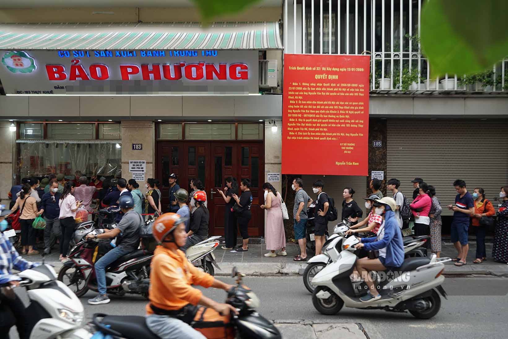 Ngày 14.9, theo ghi nhận của Lao Động, trước cửa 2 cửa hàng bánh Trung thu Bảo Phương luôn đông nghịt người tới xếp hàng chờ mua bánh.