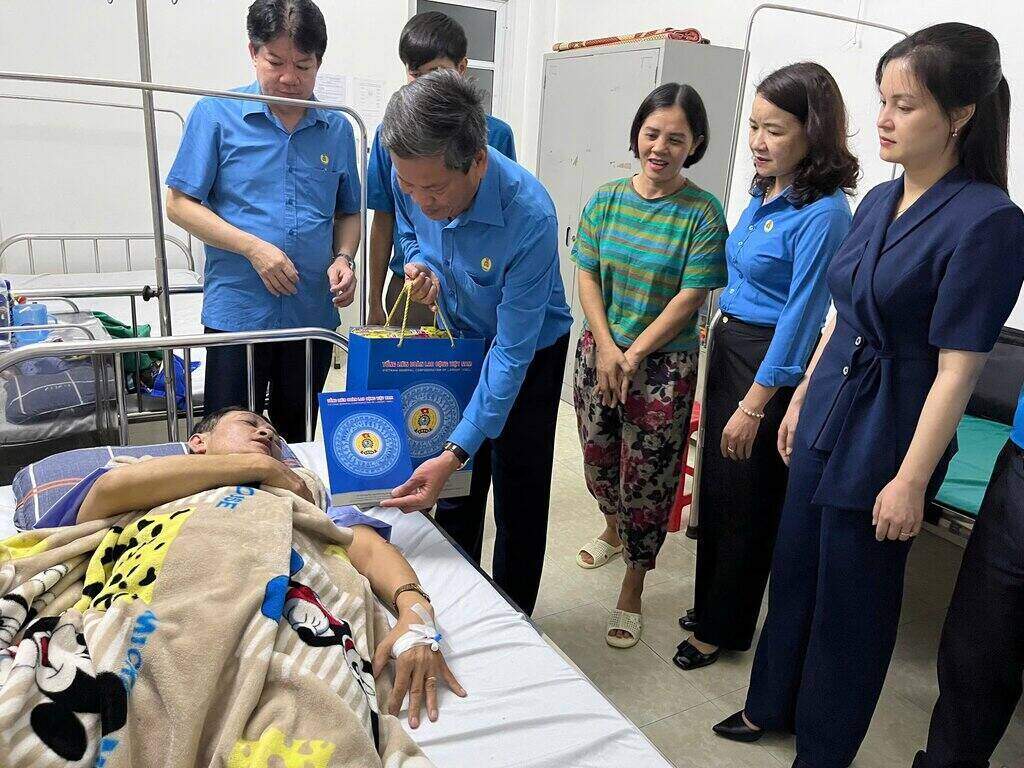 Phó Chủ tịch Tổng LĐLĐ Huỳnh Thanh Xuân thăm hỏi đoàn viên bị thương do mưa lũ. Ảnh: Hoàng Như