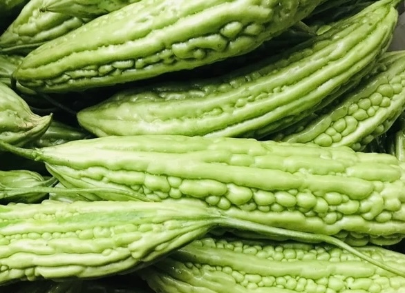 Bổ sung nước ép mướp đắng vào chế độ ăn là một trong những cách hạ đường huyết hiệu quả. Ảnh: Minh Hải